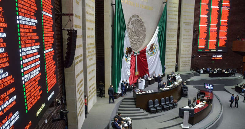 Madre de niño con cáncer se arrodilla frente a diputada de Morena y pide medicinas