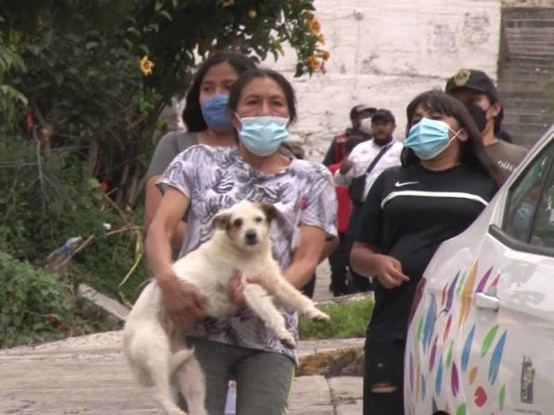 Damnificados en derrumbe en el Chiquihuite se resisten a dejar sus mascotas