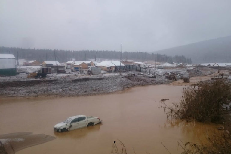 Derrumbe de presa en Rusia deja al menos 15 muertos