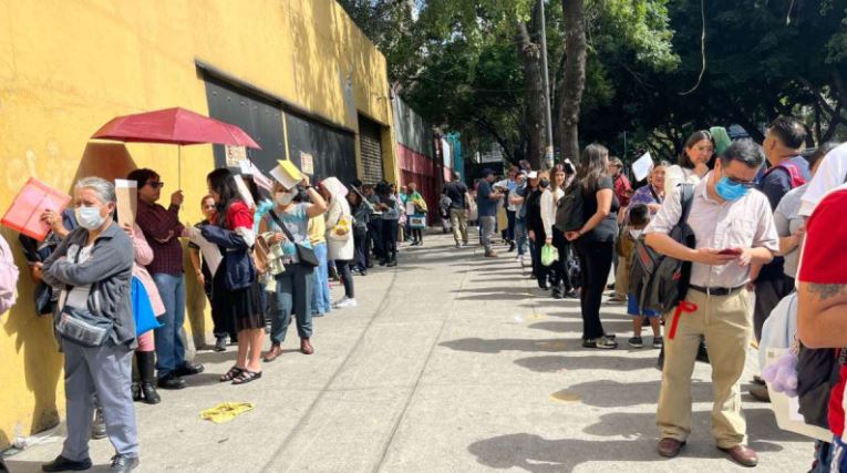 ¡A días de vencerse el plazo! Reportan largas filas en módulos del INE en CDMX