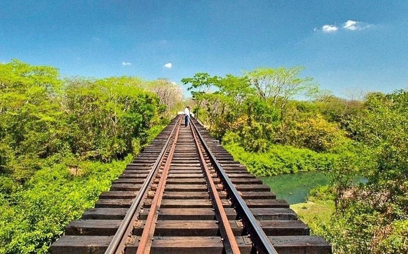 AMLO dice que seguirá obra de tren maya pese a orden judicial para detenerla