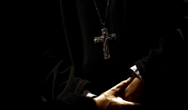 El Vaticano da 2 años y medio de prisión a sacerdote por abuso de un adolescente