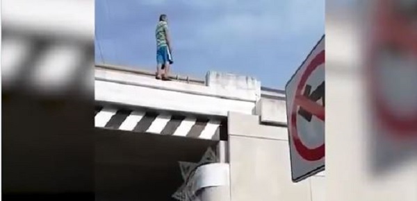 Otro que se quiere matar: Se lanzó de puente de Periférico pero policías lo salvaron