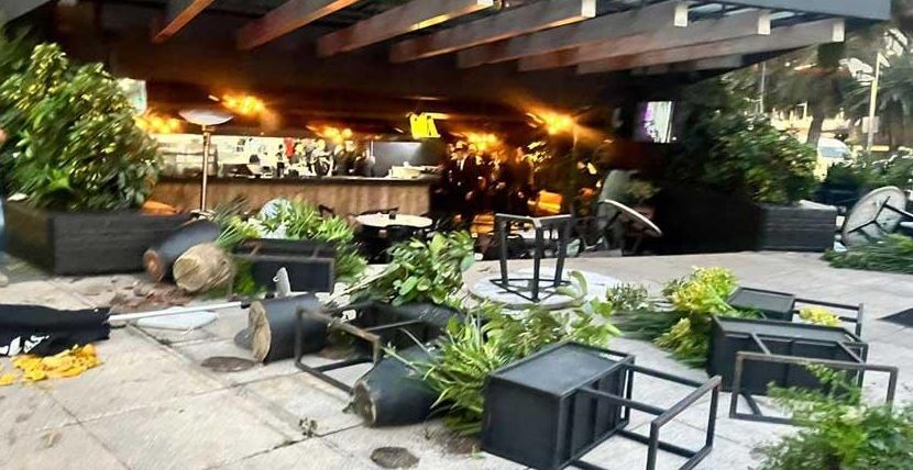 (VIDEO) Encapuchados vandalizan restaurante en marcha por caso Ayotzinapa