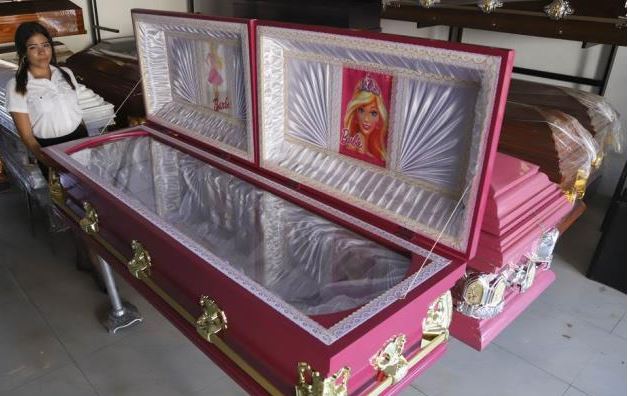 La fiebre de Barbie llega hasta funeraria de El Salvador que lanza ataúdes rosas