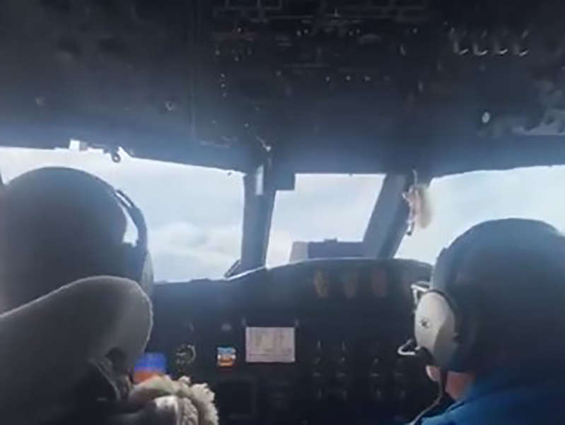 Graban momento en que avión atraviesa el huracán 'Ida'