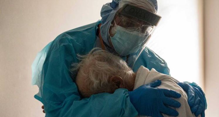 Conmueve foto de médico que abraza a abuelito con Covid-19: "Estaba llorando"