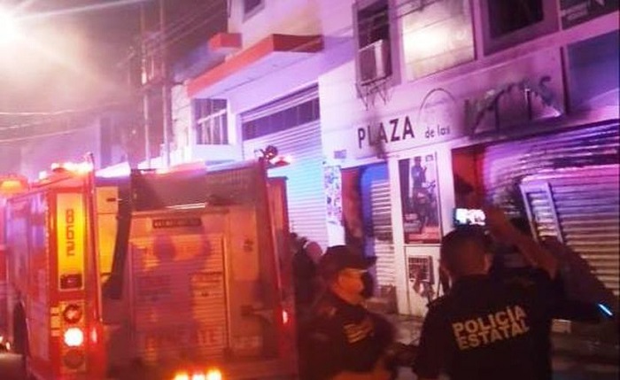 Mérida: Bomberos combaten incendio en "La Plaza de las Motos"