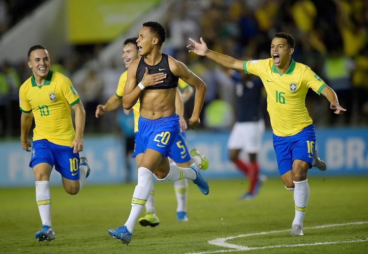 Voltereta de Brasil a Francia le da el pase a la final, y contra México