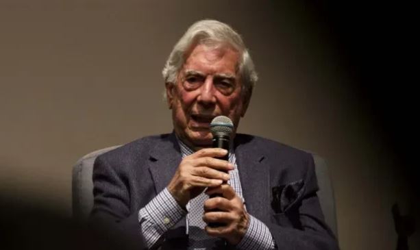 Hospitalizan, por segunda vez, a Mario Vargas Llosa por Covid 19