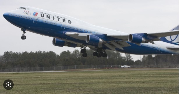 Pasajero en clase ejecutiva desvia vuelo internacional: "no tenían su primera opción de comida"