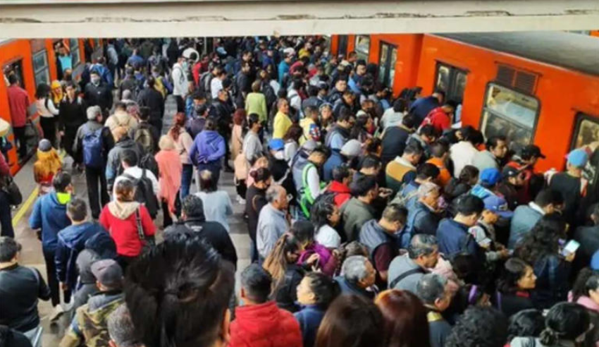 CDMX: Venezolana intenta lanzarse a vías del Metro