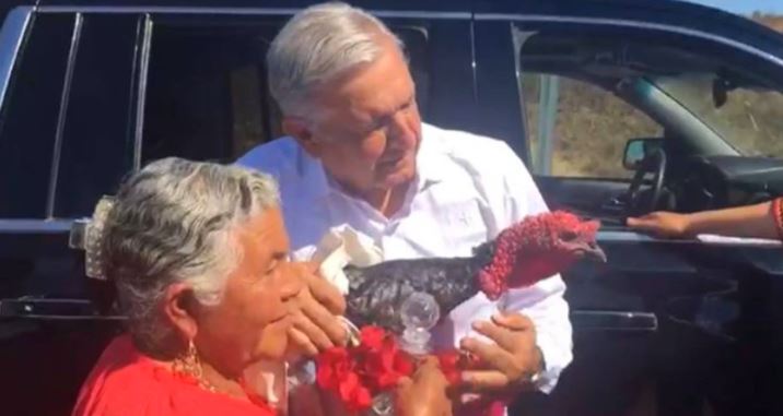 Oaxaca: AMLO olvida la sana distancia y saluda de mano, y sin cubrebocas, a simpatizantes