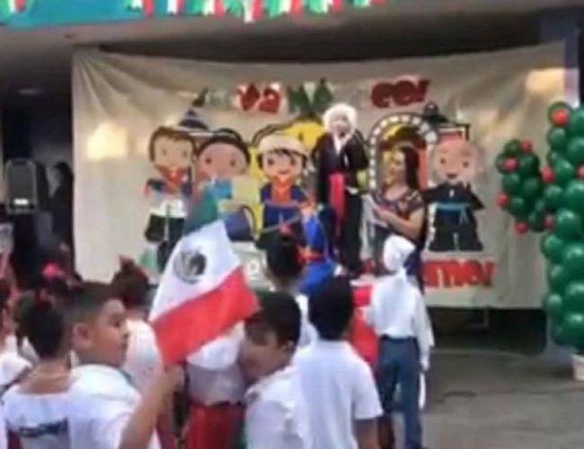 "¡Viva México cabr@nes!": grita pequeño durante ceremonia de su escuela
