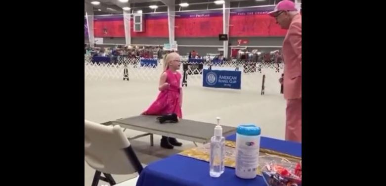 Niña autista lleva a perro de peluche para competir en exposición canina