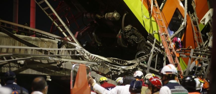 Regresaban a casa en auto y el Metro les cayó encima