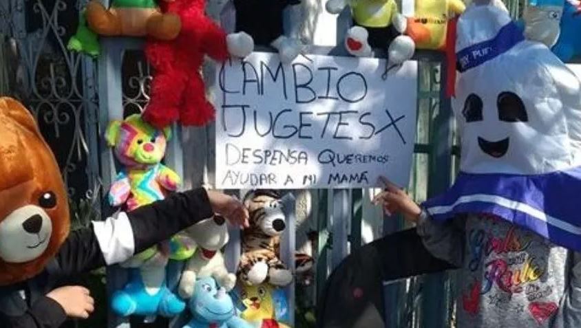 Niño intercambia juguetes por despensa para su familia en Tijuana