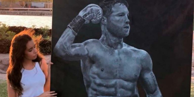 Joven vende pintura del 'Canelo' para pagar sus estudios; él le responde