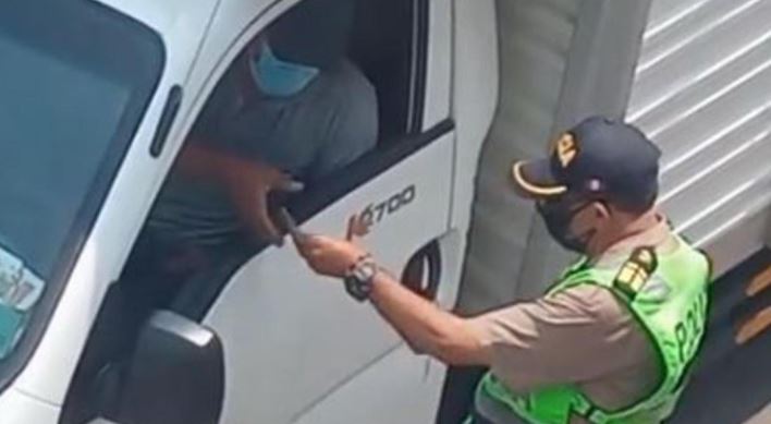 (VÍDEO) Perú: Cachan a policía recibiendo "mordida"... Algo muy raro