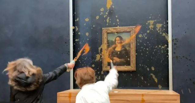 Activistas tiran sopa al cuadro de la Mona Lisa en el Museo del Louvre de París