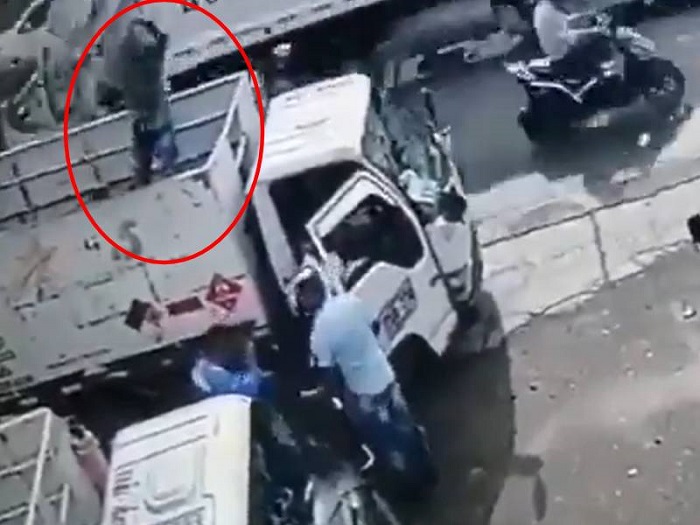 (VIDEO) Repartidor evita robo lanzando un tanque de gas al ladrón