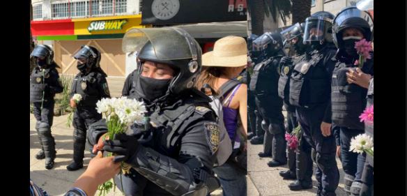 Manifestantes del 8M dan flores a mujeres policías: "Gracias por cuidarnos"