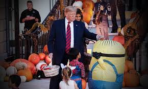Trump y Melania hacen broma pesada a un niño en Halloween