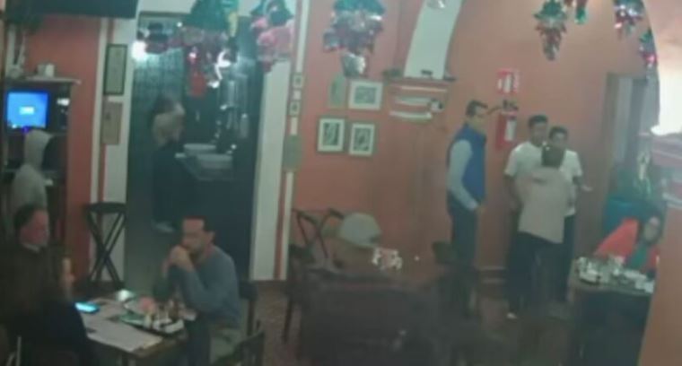 (VIDEO) Veracruz: ¡Indignante! Asaltantes amenazan con arma a comensales de restaurante