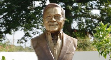 Develan busto de Armando Manzanero en la 60 Sur de Mérida