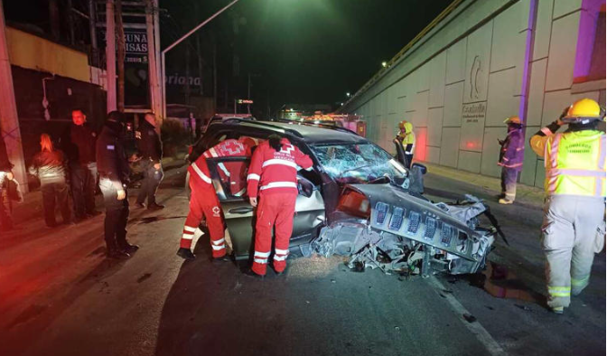 Mujer ebria destroza su camioneta el chocar en Torreón; iba a exceso de velocidad