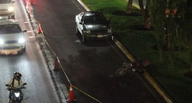 León: Muere motociclista tras ser arrollado por un auto