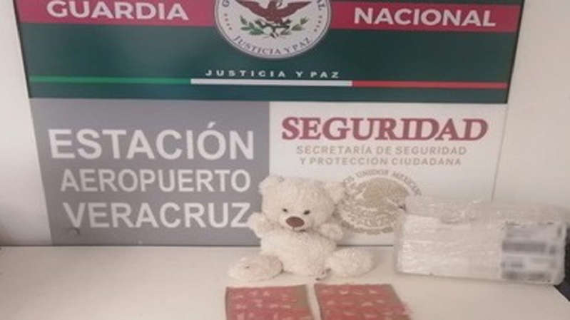 Guardia Nacional decomisa 50 dosis de cristal en un oso de peluche