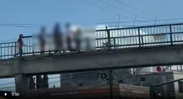 Estudiante intenta lanzarse de puente en Monterrey