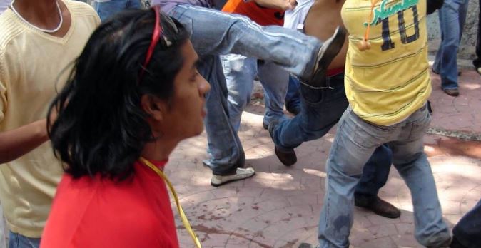 (VÍDEO) Junta de padres termina en batalla campal en escuela de Tabasco