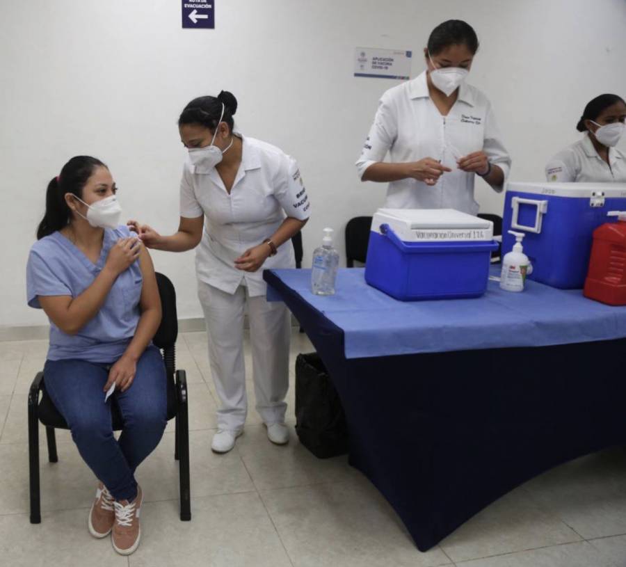 Personal de hospitales públicos y privados de área Covid recibirán vacuna de refuerzo