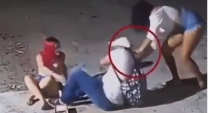 (VIDEO): Ayuda a mujeres ‘ebrias’ y termina asaltado; hasta los tenis le quitaron