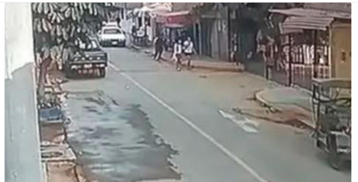 Acribilla por la espalda a una mujer en plena calle y ante su hermana de 14 años
