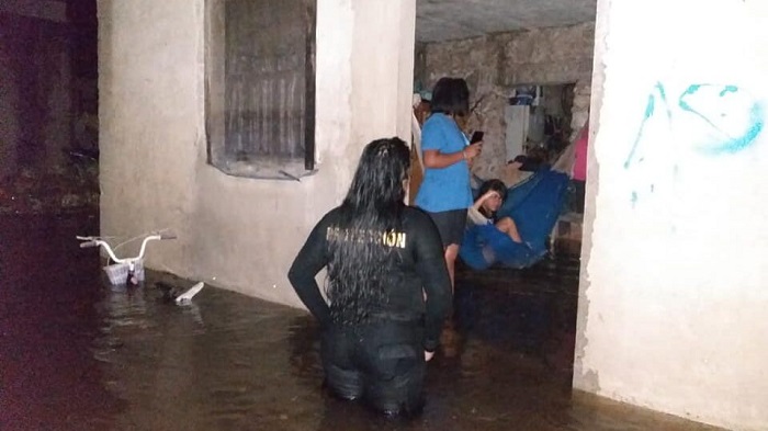 Motul: Vecinos son evacuados por torrencial lluvia que ni Zeta trajo