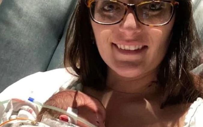 Enfermera contagiada dio a luz y conoció a su hijo al borde de la muerte