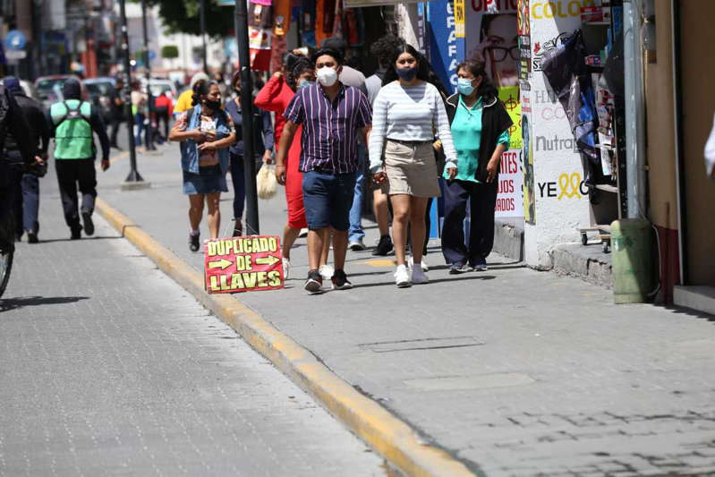 Joven contagia a su familia de Covid-19: La madre falleció y su padre está hospitalizado