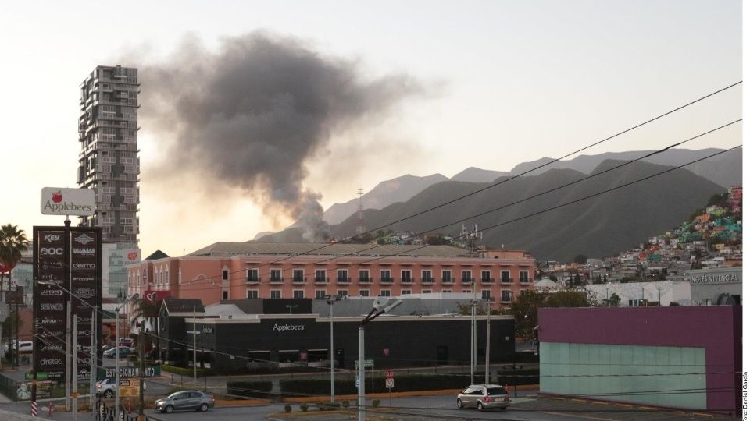 Incendio en cerro al sur de Monterrey alerta a las autoridades