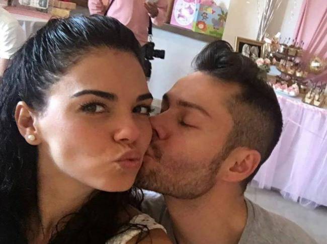 Livia Brito le descubre a su novio mensajes con hombres