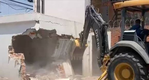 (Video) Demuelen casa de "vecino gandalla" en Puebla ¡Construyó en la banqueta!