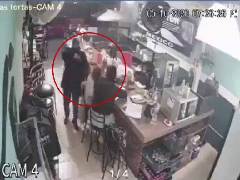 VIDEO: Encañonan a una niña durante asalto en una cafetería en Edomex