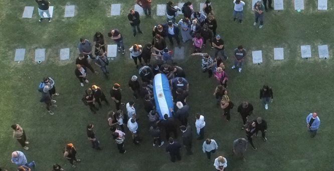 Sepultan a Maradona en cementerio de Buenos Aires