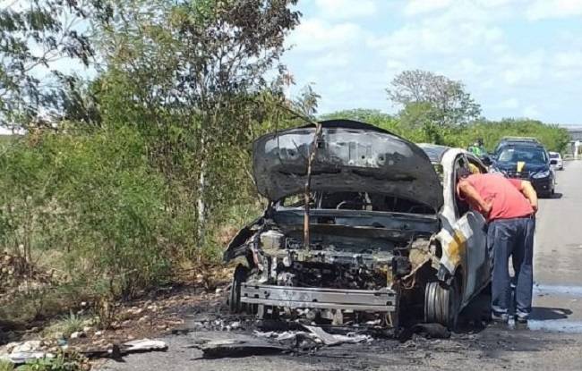 Pérdida total de su auto en Mérida: se le quemó el taxi en Periférico