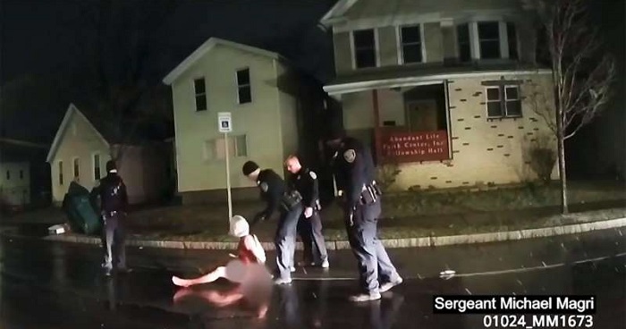 Exhiben a policías ahorcando a un hombre negro desarmado en el suelo