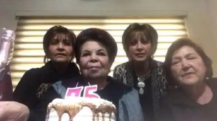(VÍDEO) Querían tomarse una selfie pero ¡era video!; señoras conquistan las redes