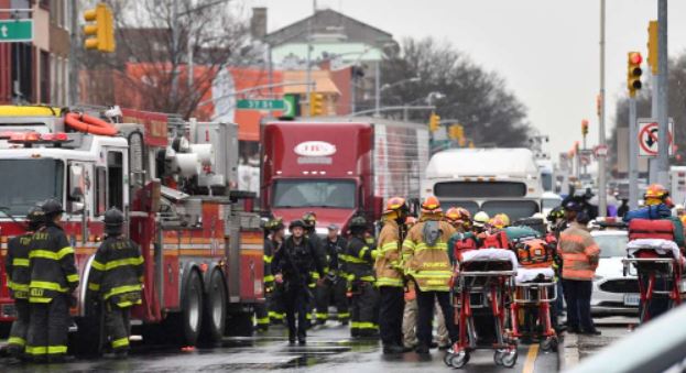 Balacera en metro de Nueva York con saldo de al menos 16 heridos