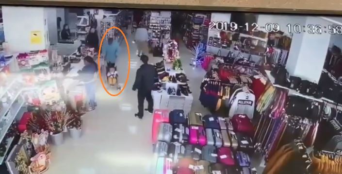 (Vídeo) Mujer intenta robarse a un niño de una tienda